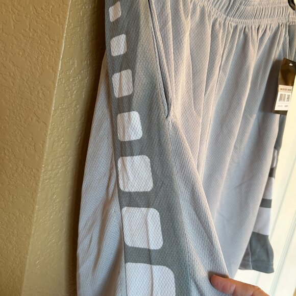 Galaxy by Harvic Men's Shorts - Silver 22" - Size M - NWT - Picture 5 of 9